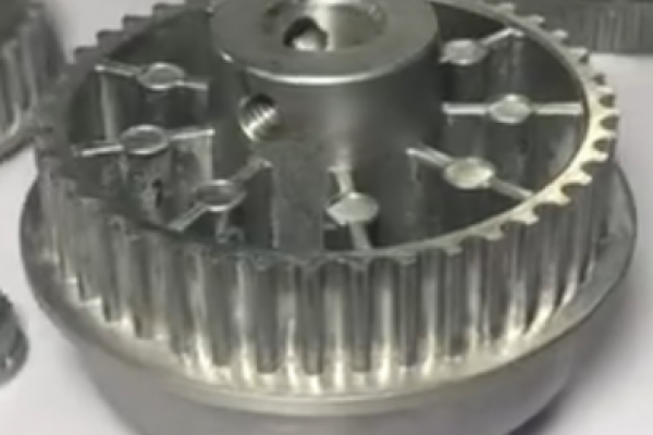 降溫了，來壓鑄車間烤火